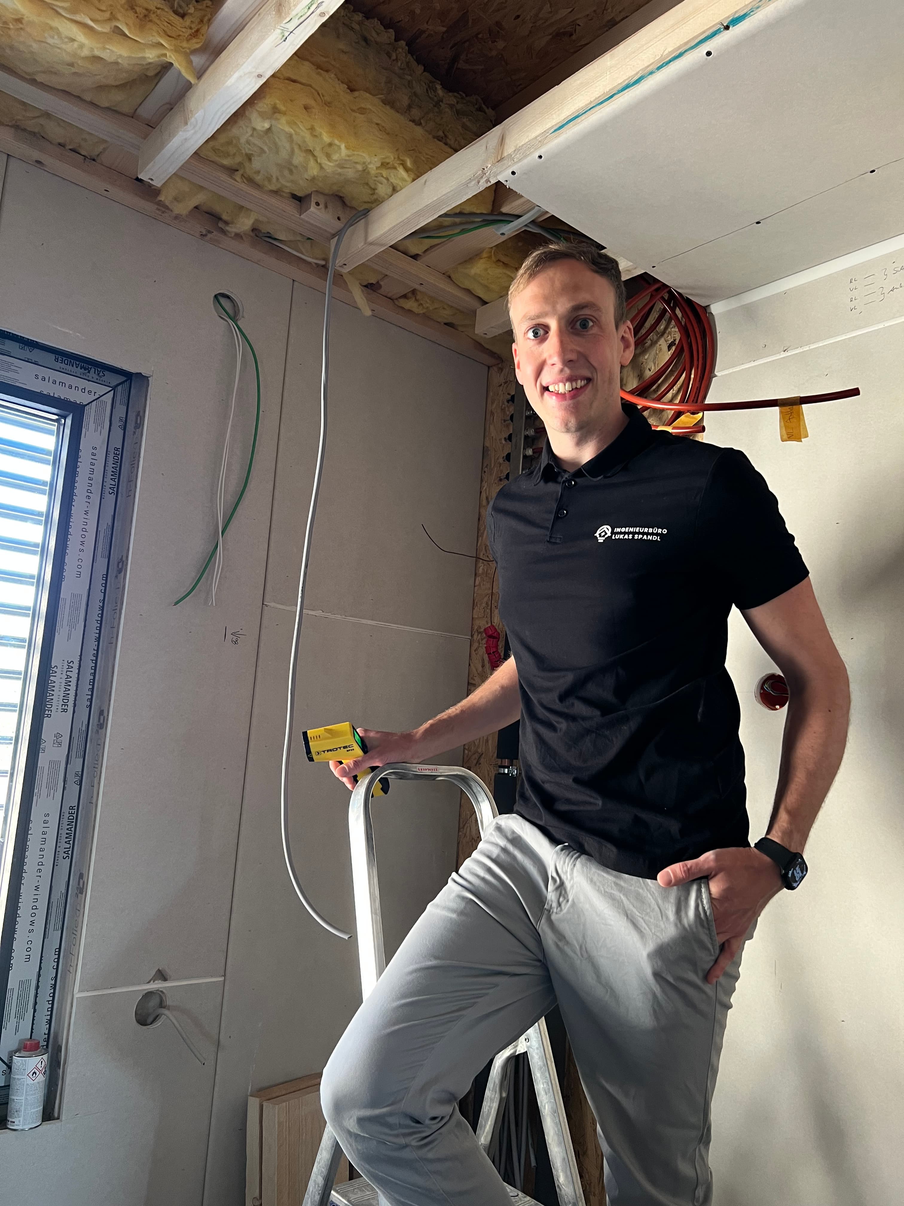 Lukas Spandl bei einer Baustellenbegehung in Obrigheim